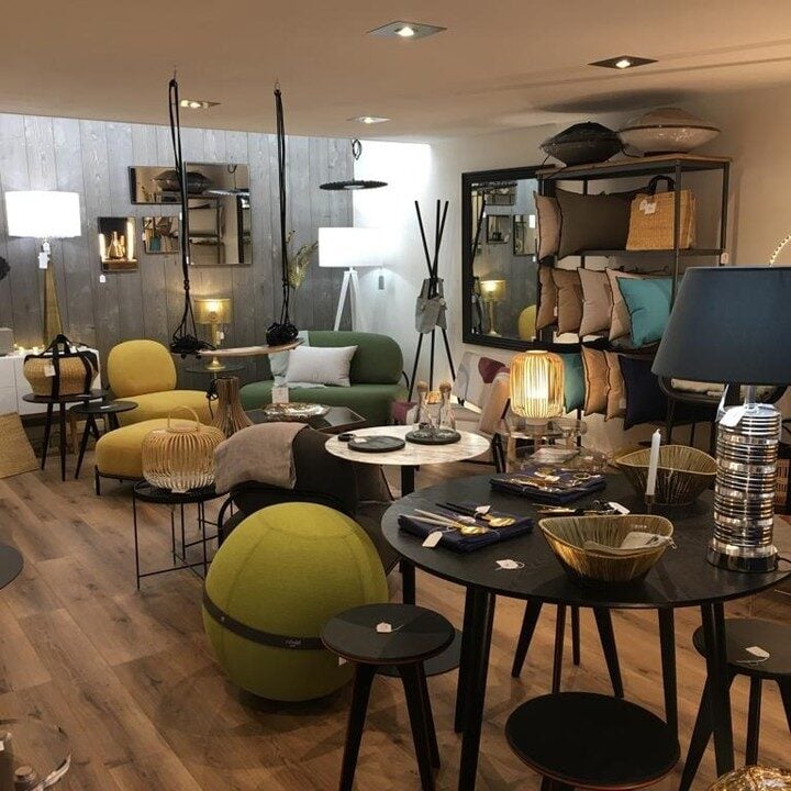 boutique deco interieure parquet bois lame table noir