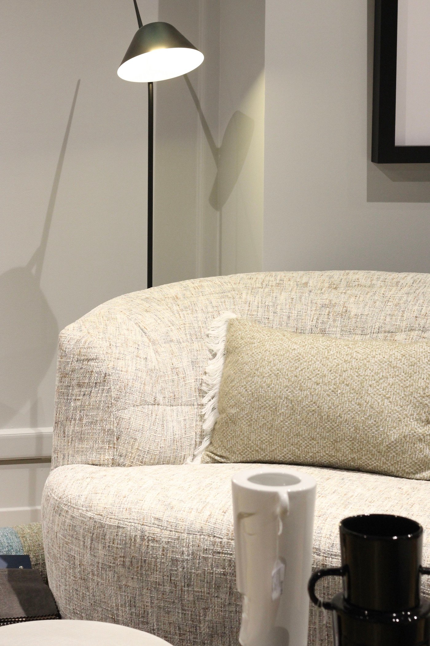 canapé arrondi beige tissu tweed Chanel