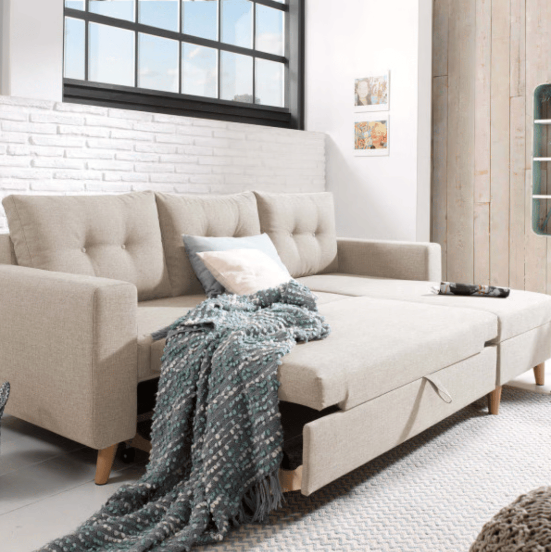 canape droit blanc creme pieds bois tapis salon lumineux