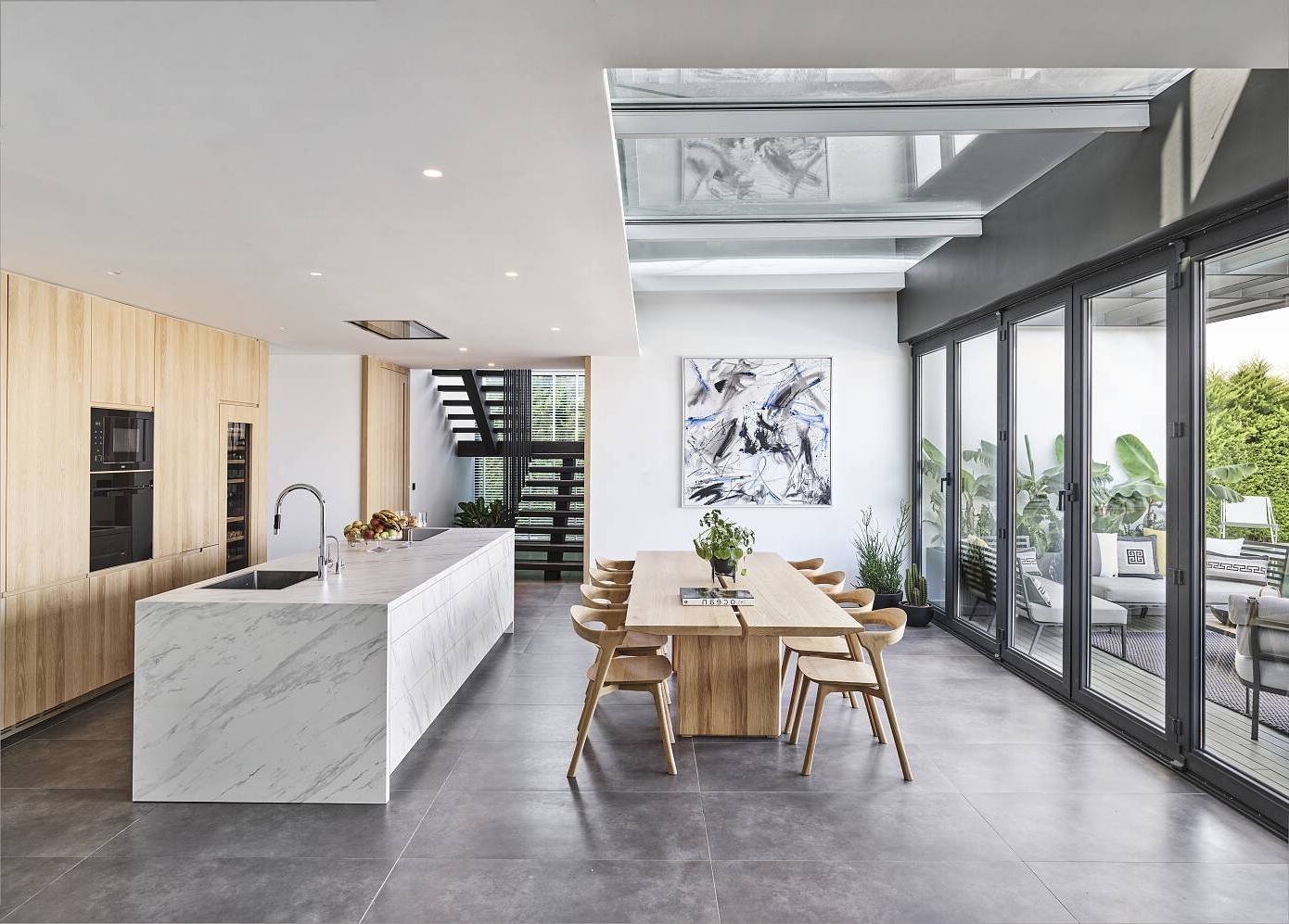 cuisine bois îlot central marbre Dekton Aura