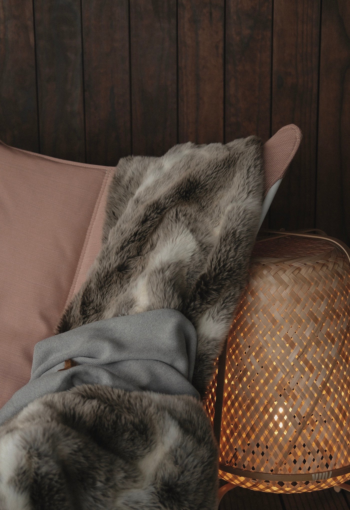 déco balcon en hiver cosy bois fausse fourrure