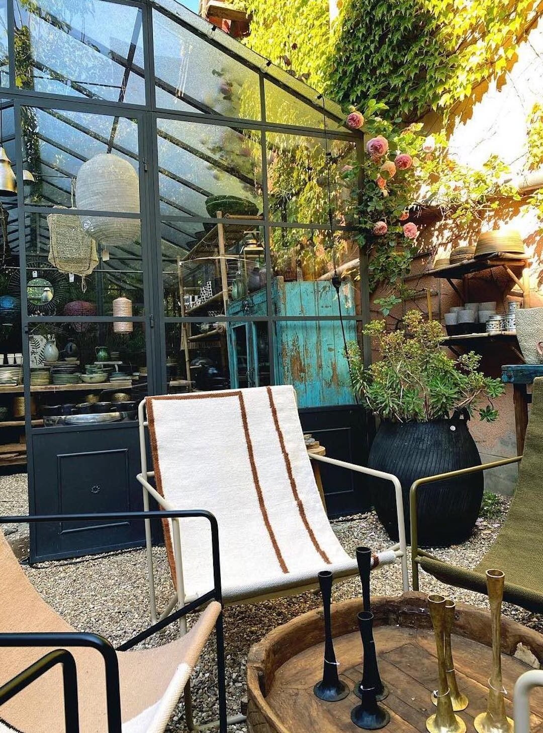 deco exterieure salon jardin veranda vitree table ronde bois