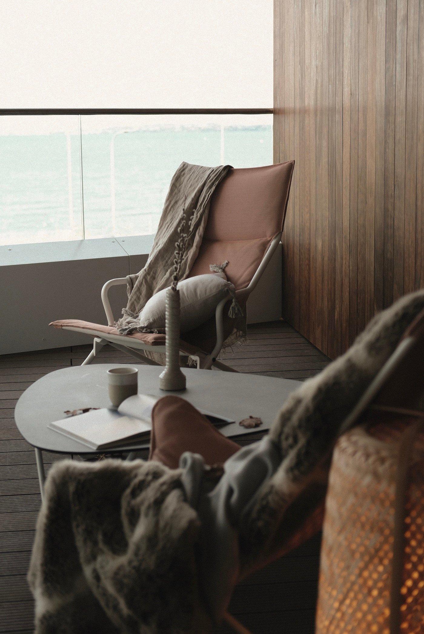 fauteuil jardin blanc rose Lafuma table ciment