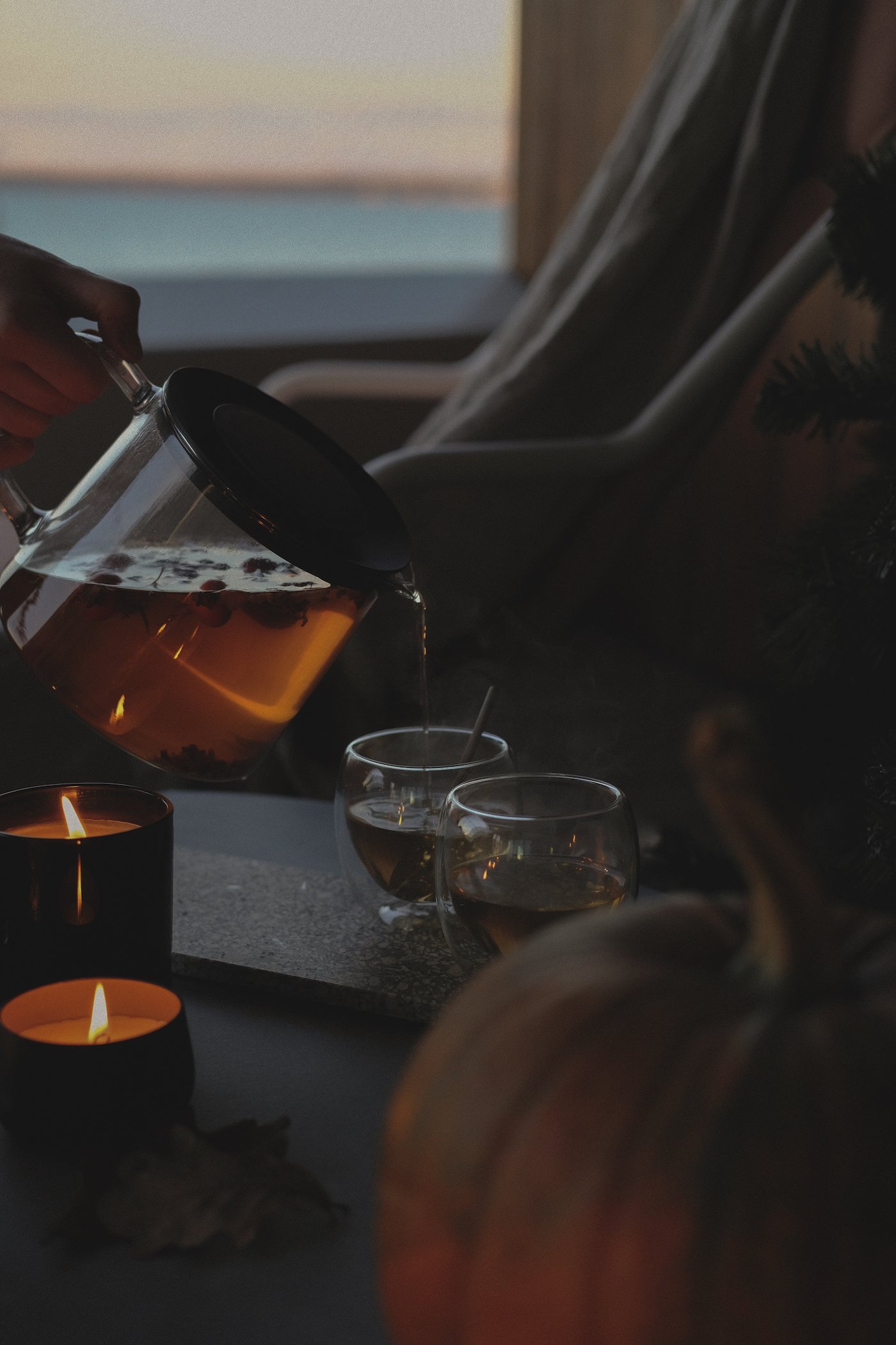 glogg thé aux baies théière rituel bien-être extérieur hiver