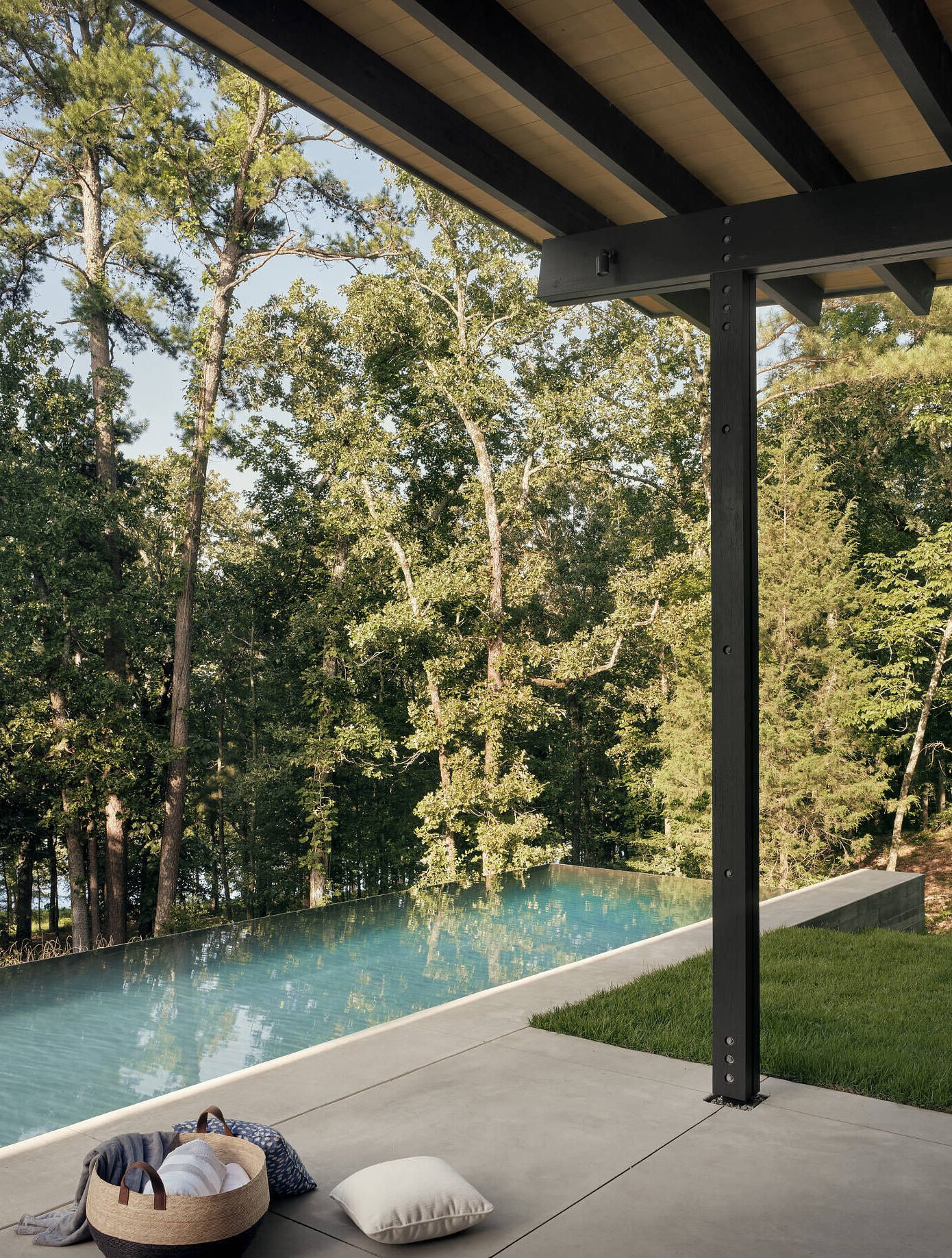 piscine longueur débordement béton design