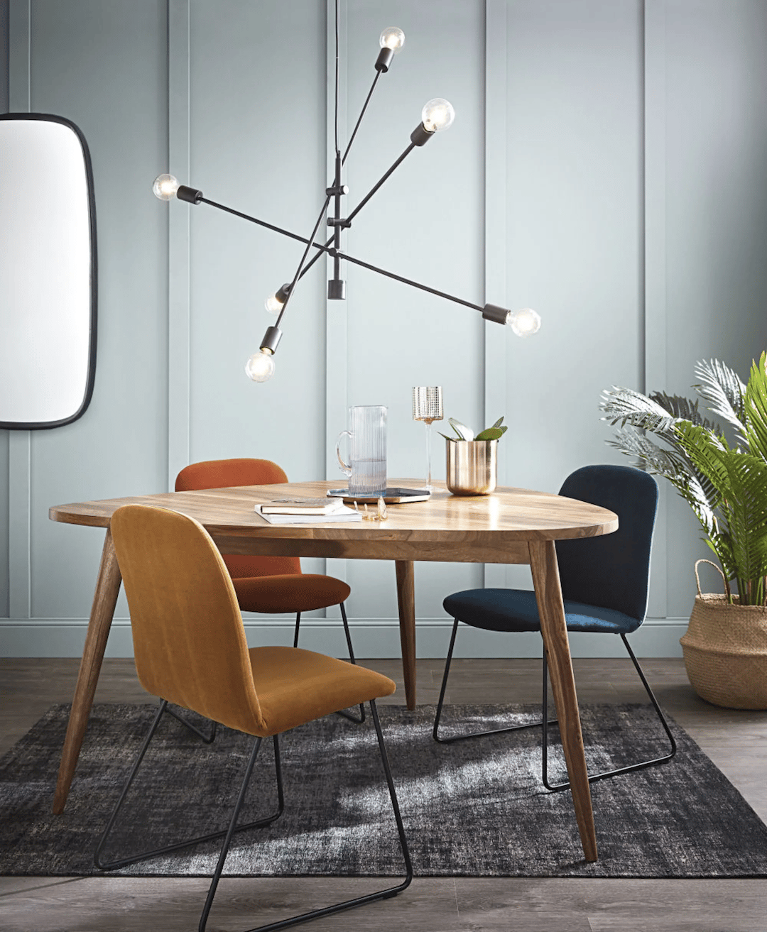 salle à manger tapis gris chaise velours table oval trois pieds