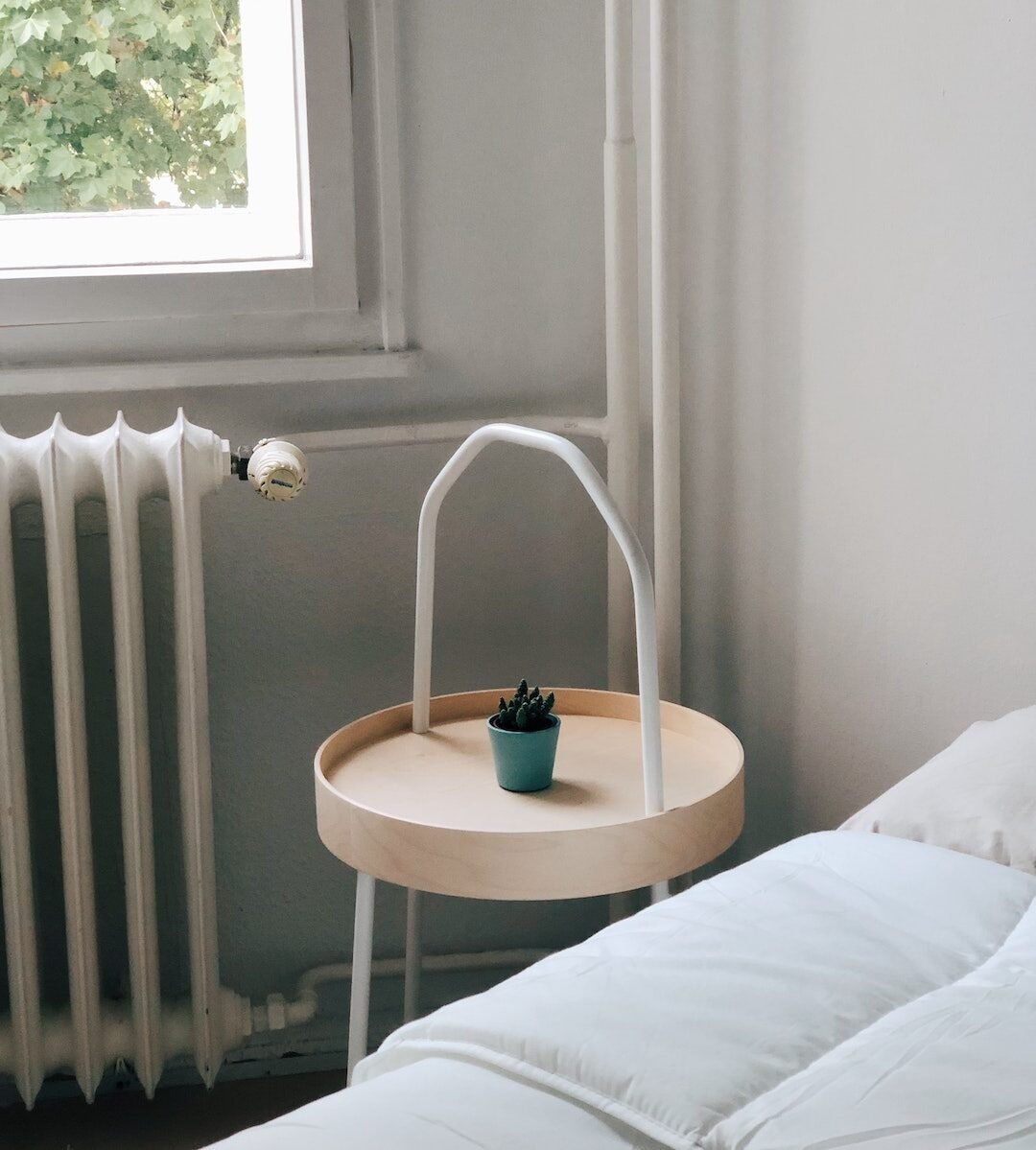 deco interieure chambre blanche table bois rond