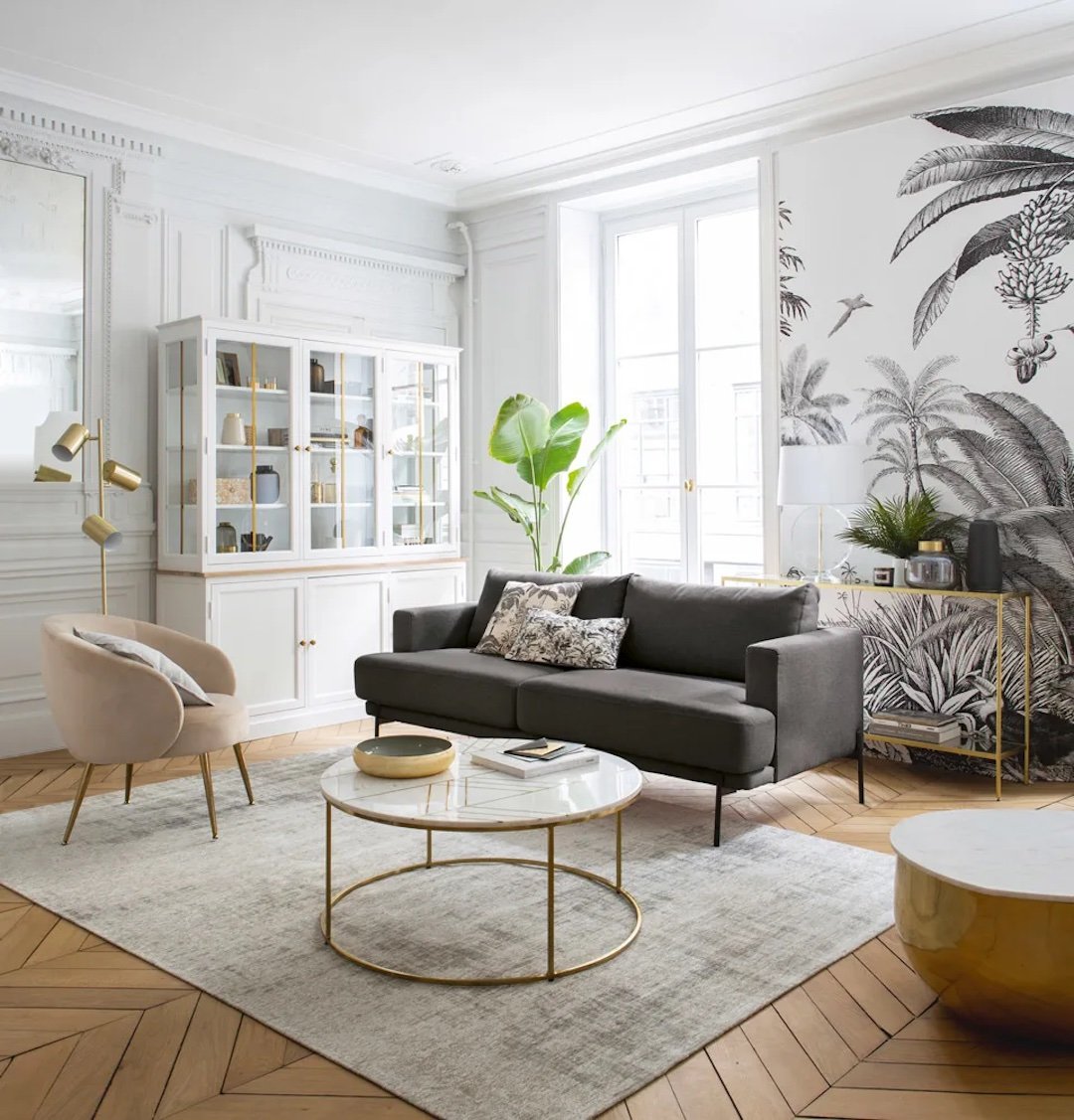 piece de vie parquet bois chevron papier peint tropical gris