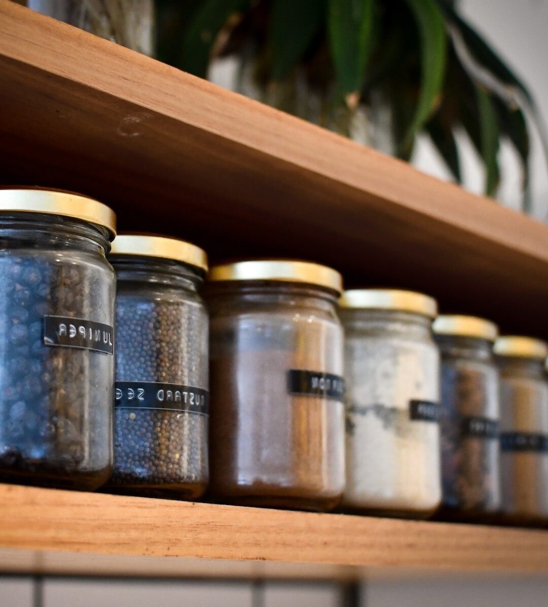 bocal epice cuisine etagere bois plante verte deco cuisine
