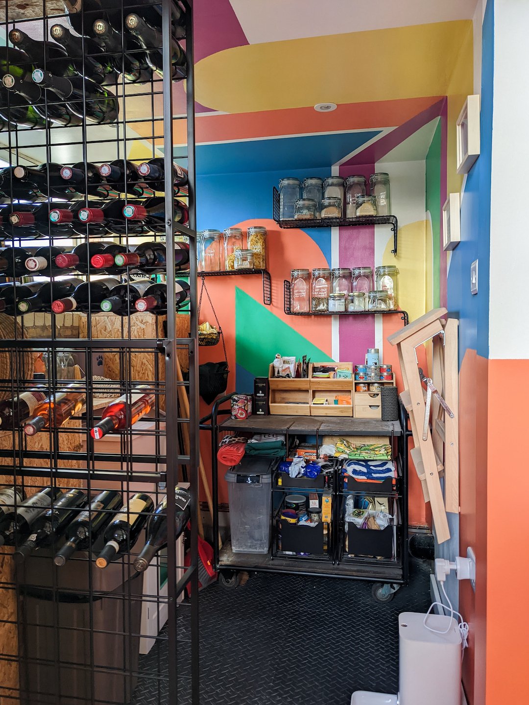 cellier coloree mur papier peint rangement vin sol noir