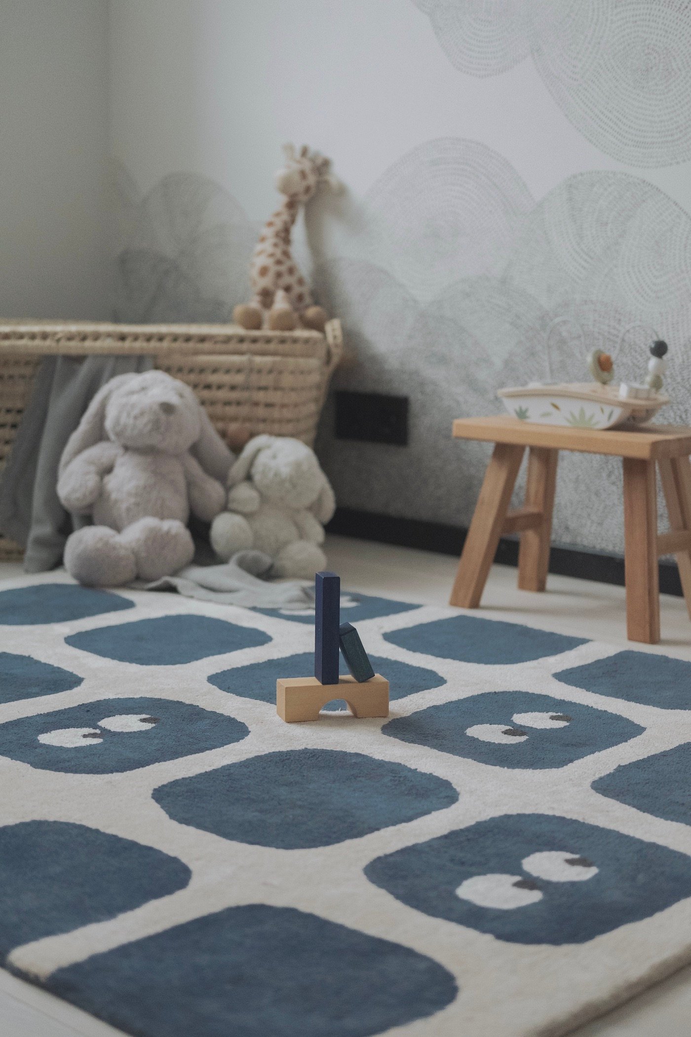 chambre bébé 1 an déco bleu blanc beige