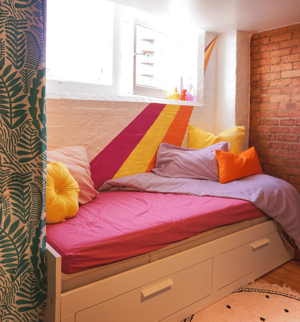 chambre d'amis mur brique blanc rouge lit convertible jaune orange rose