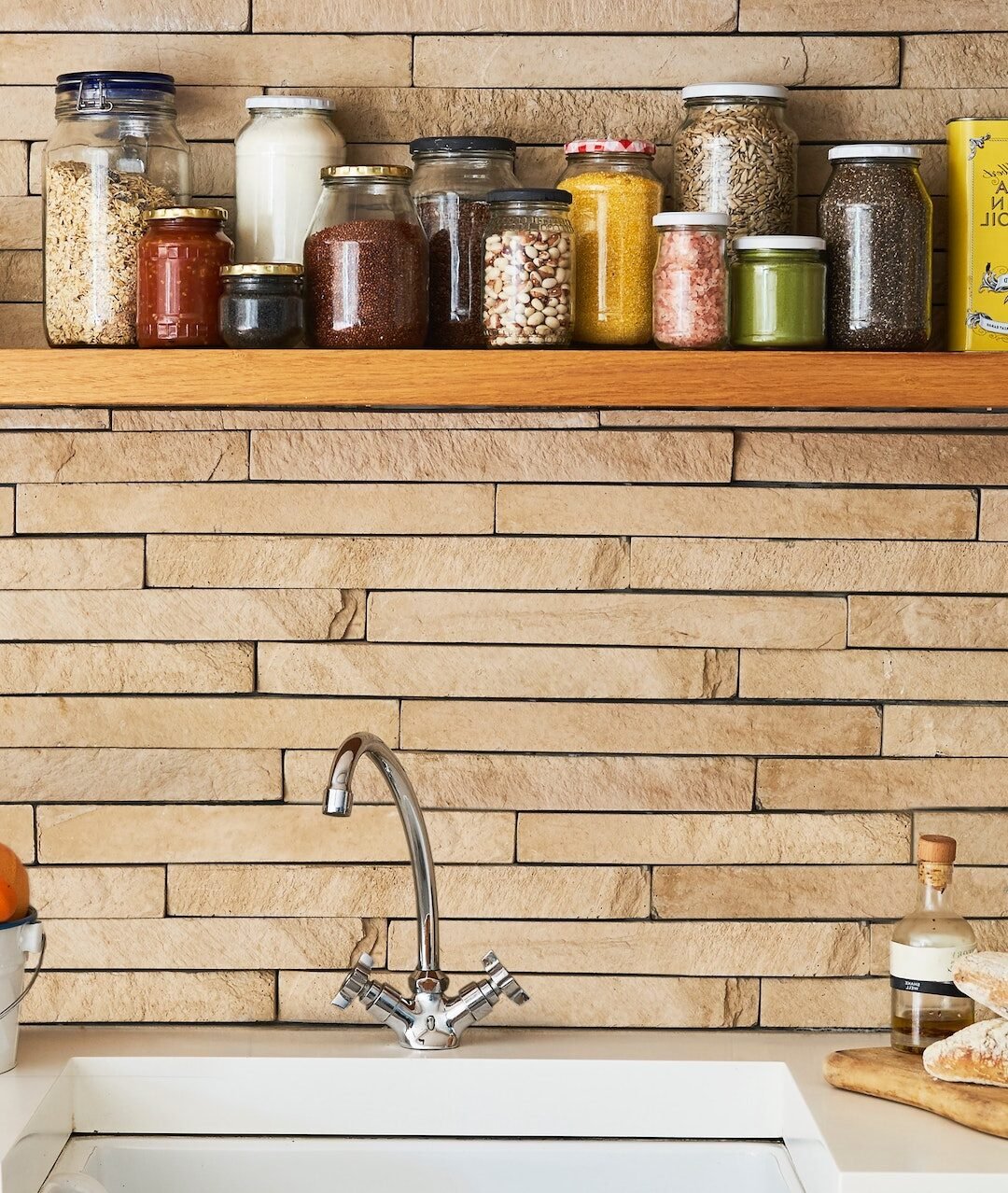 cuisine etagere bois mur bois bocal verre deco nature