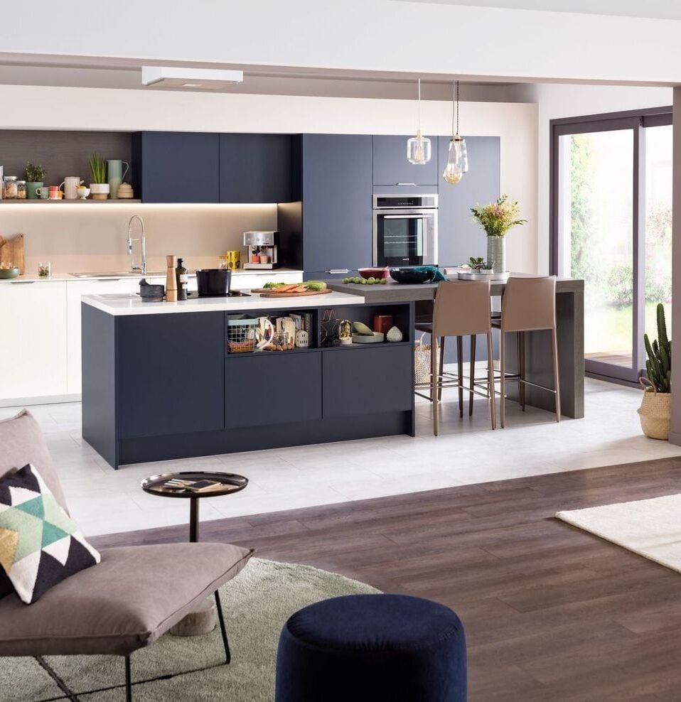 cuisine ouverte sobre elegante moderne noir marron bois