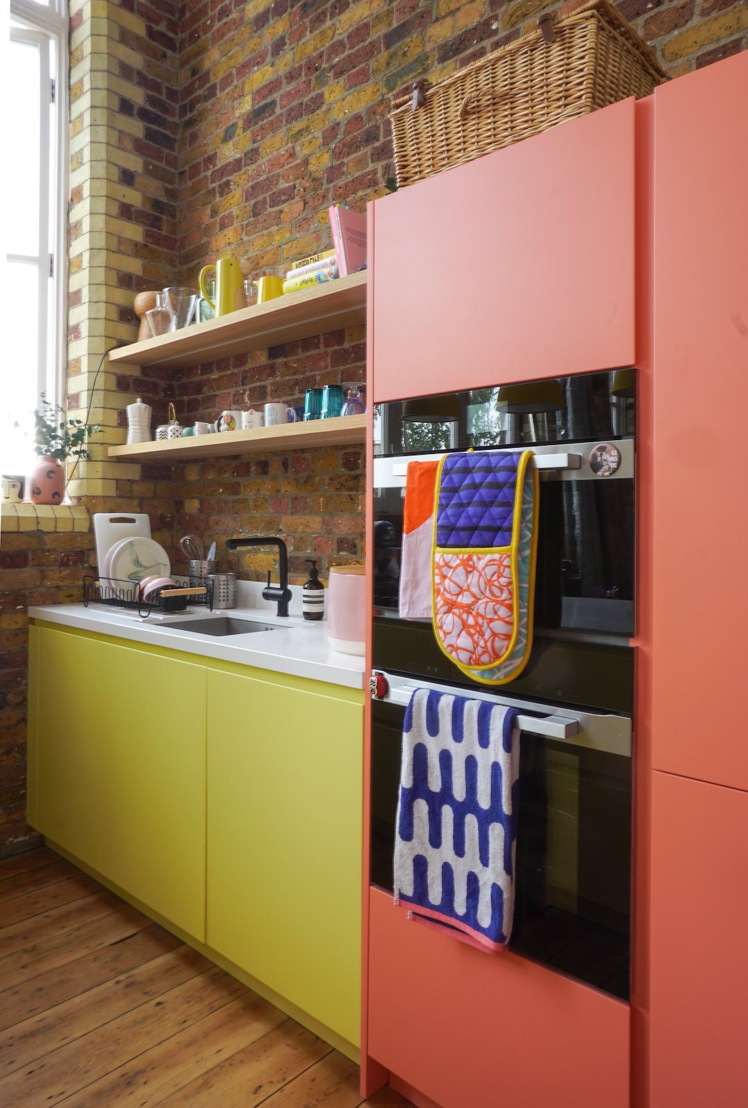 cuisine pop art placard jaune parquet bois mur brique meuble orange