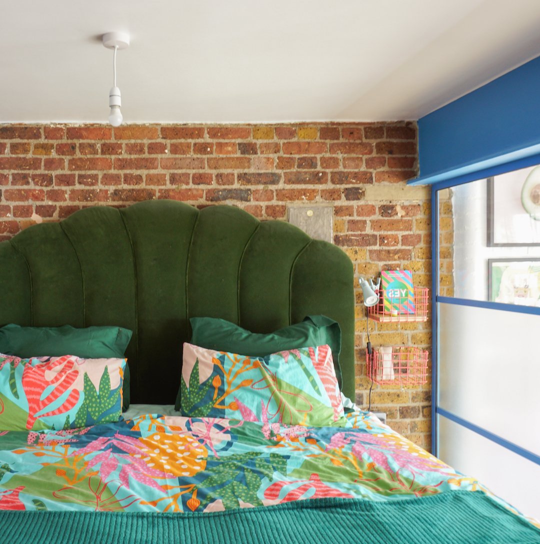 deco chambre suite parentale lit vert velours mur brique rouge