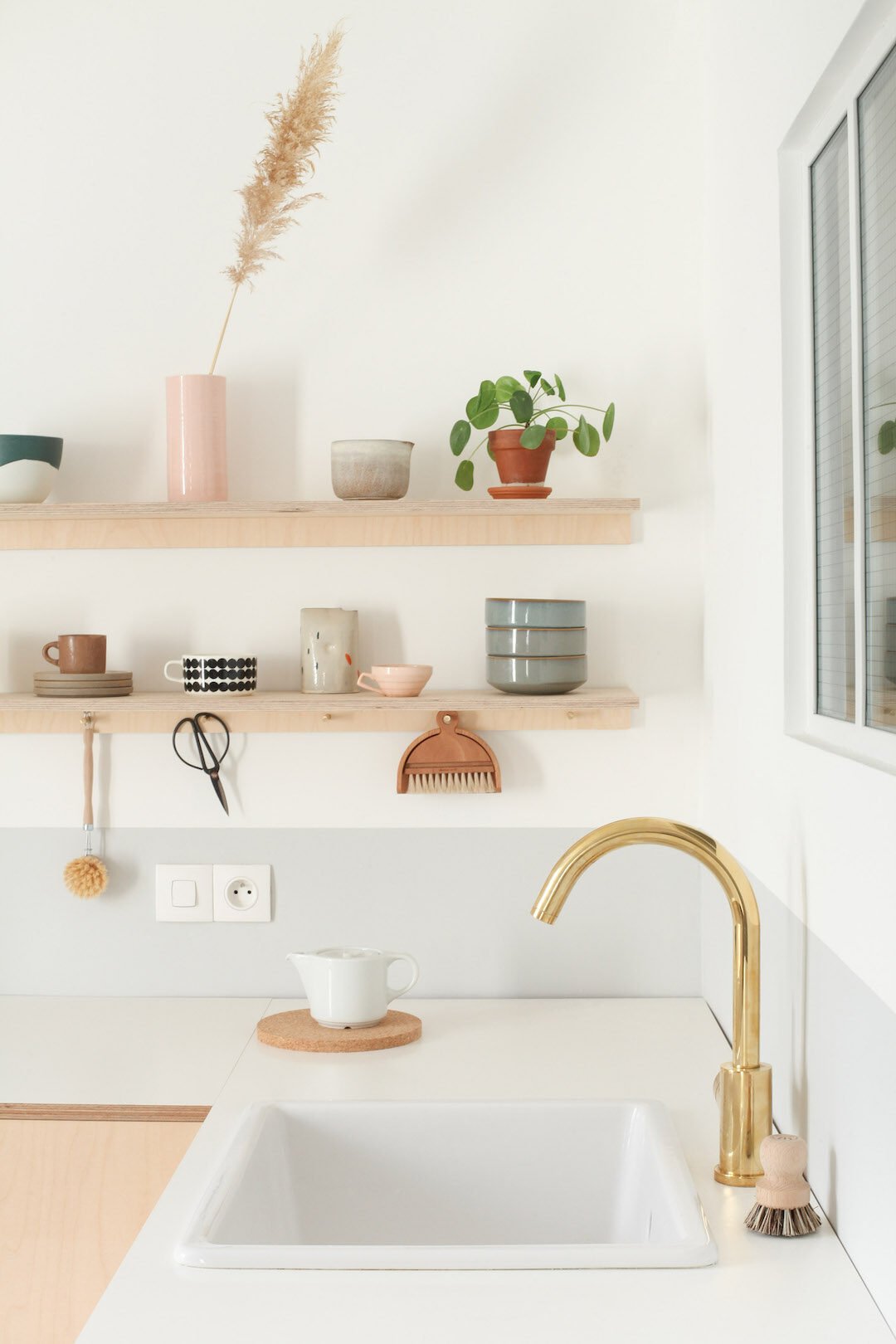 deco cuisine epuree blanc rose poudre robinet laiton doree etagere bois