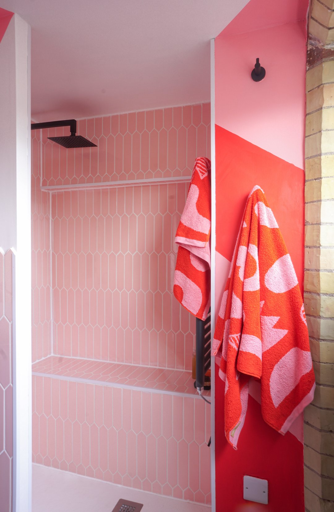 douche carreaux rouge rose decoration coloree pop art