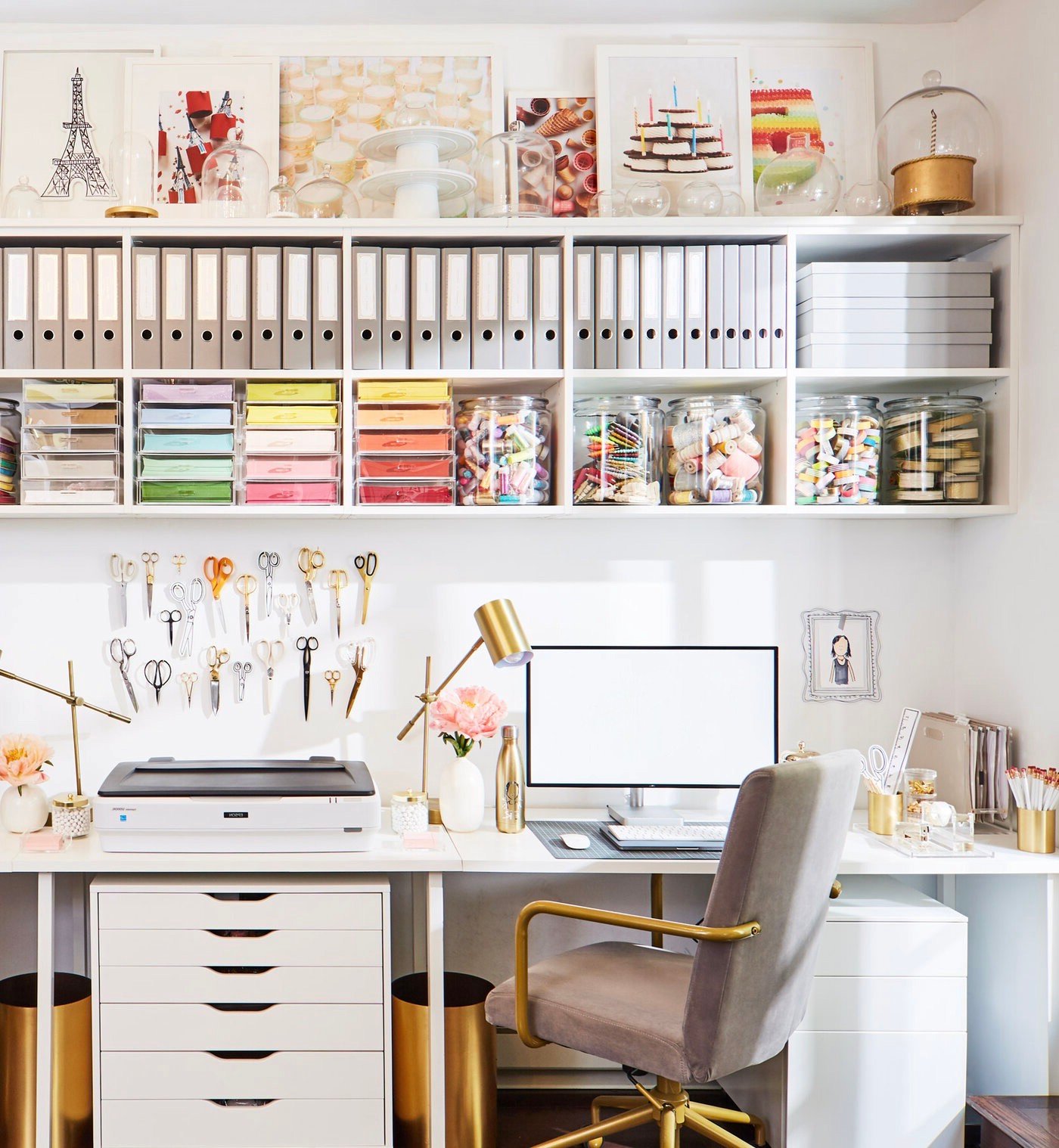 espace de travail bureau sur-mesure étroit avec étagère haute