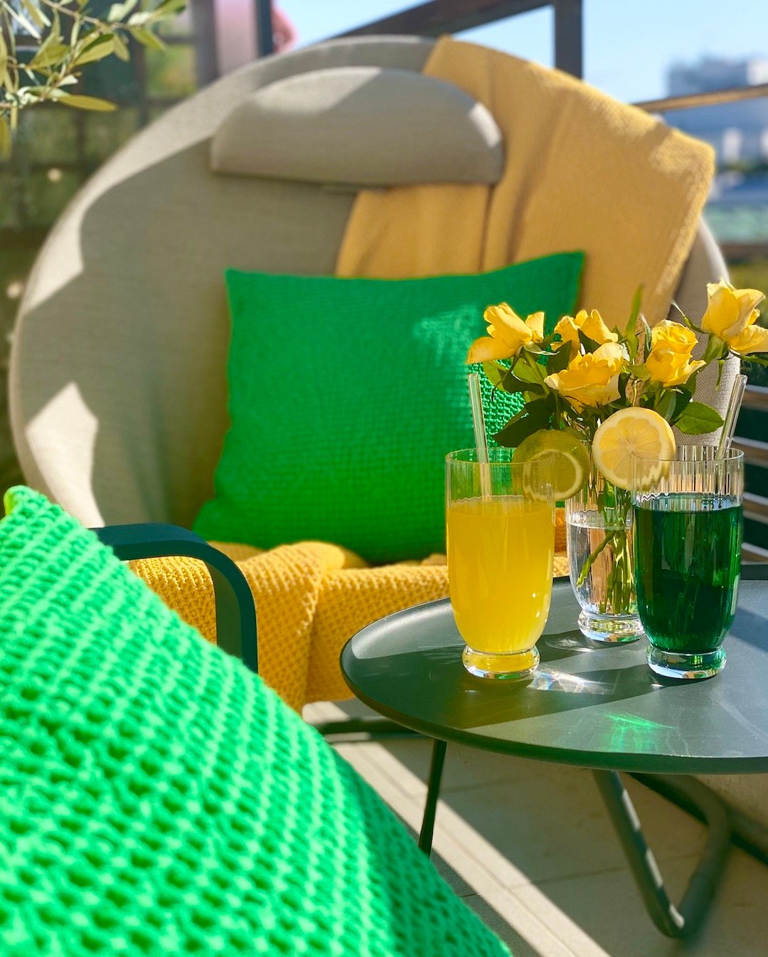 inspiration deco exterieure terrasse fauteuil rond gris table basse plaid jaune