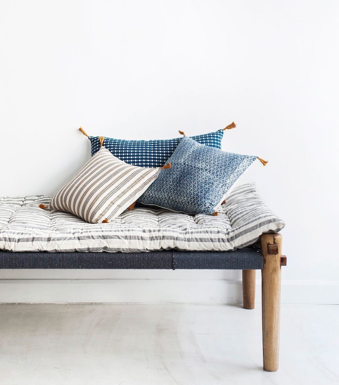 lit indien banquette bois corde deco interieure bleu blanc mediterrannee