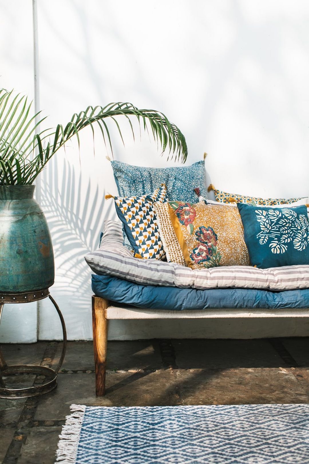 lit indien charpoy banquette bois corde coussin bleu jaune tapis ethnique