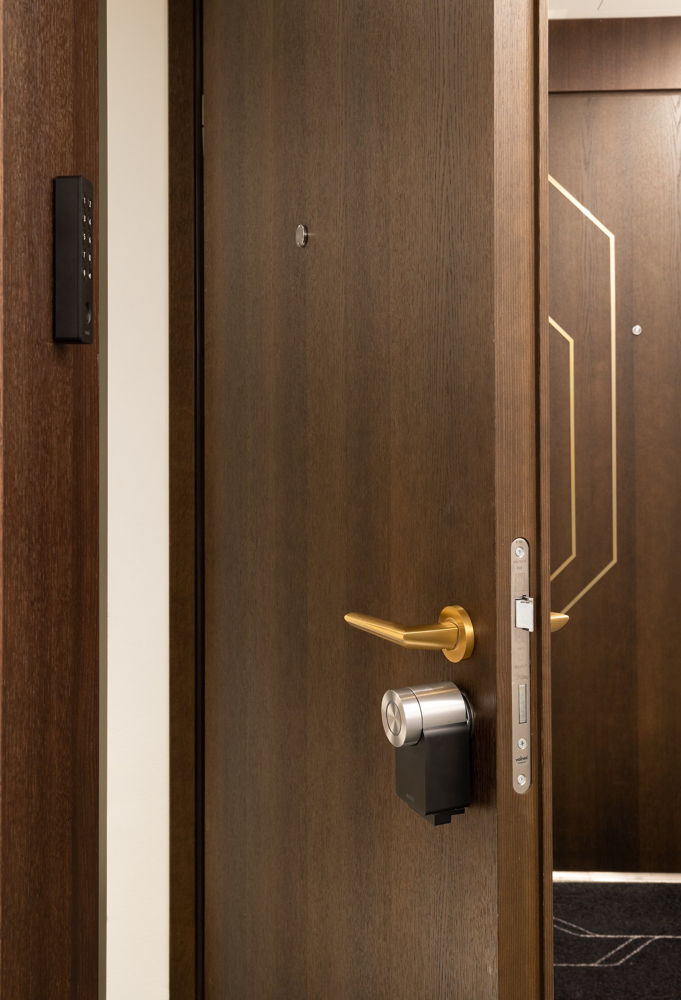 porte en bois foncé poignée dorée laiton serrure intelligente