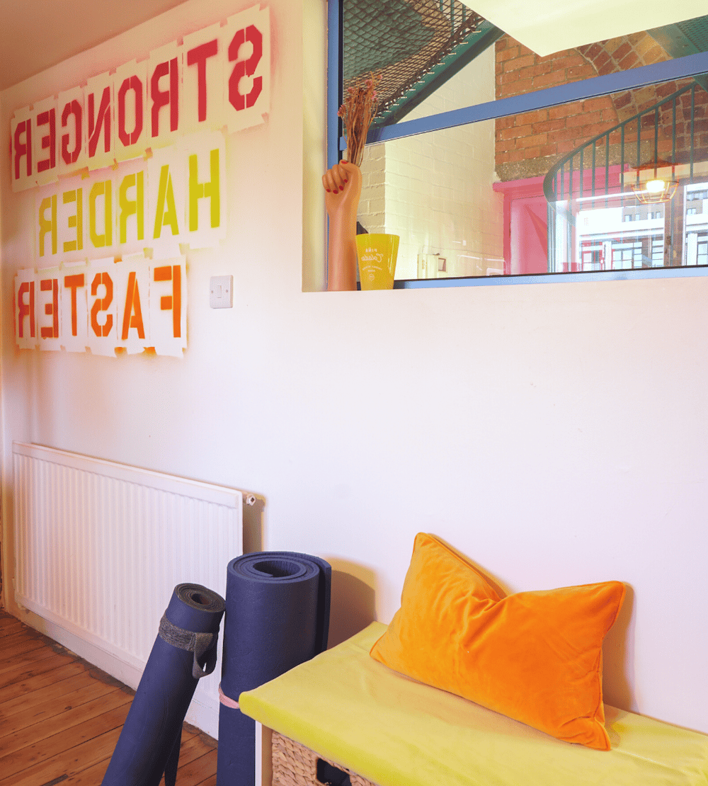 salle de sport tapis bleu coussin orange fenetre vitre