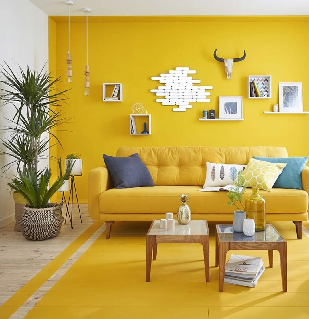 salon jaune citron deco estivale canape droit plante verte