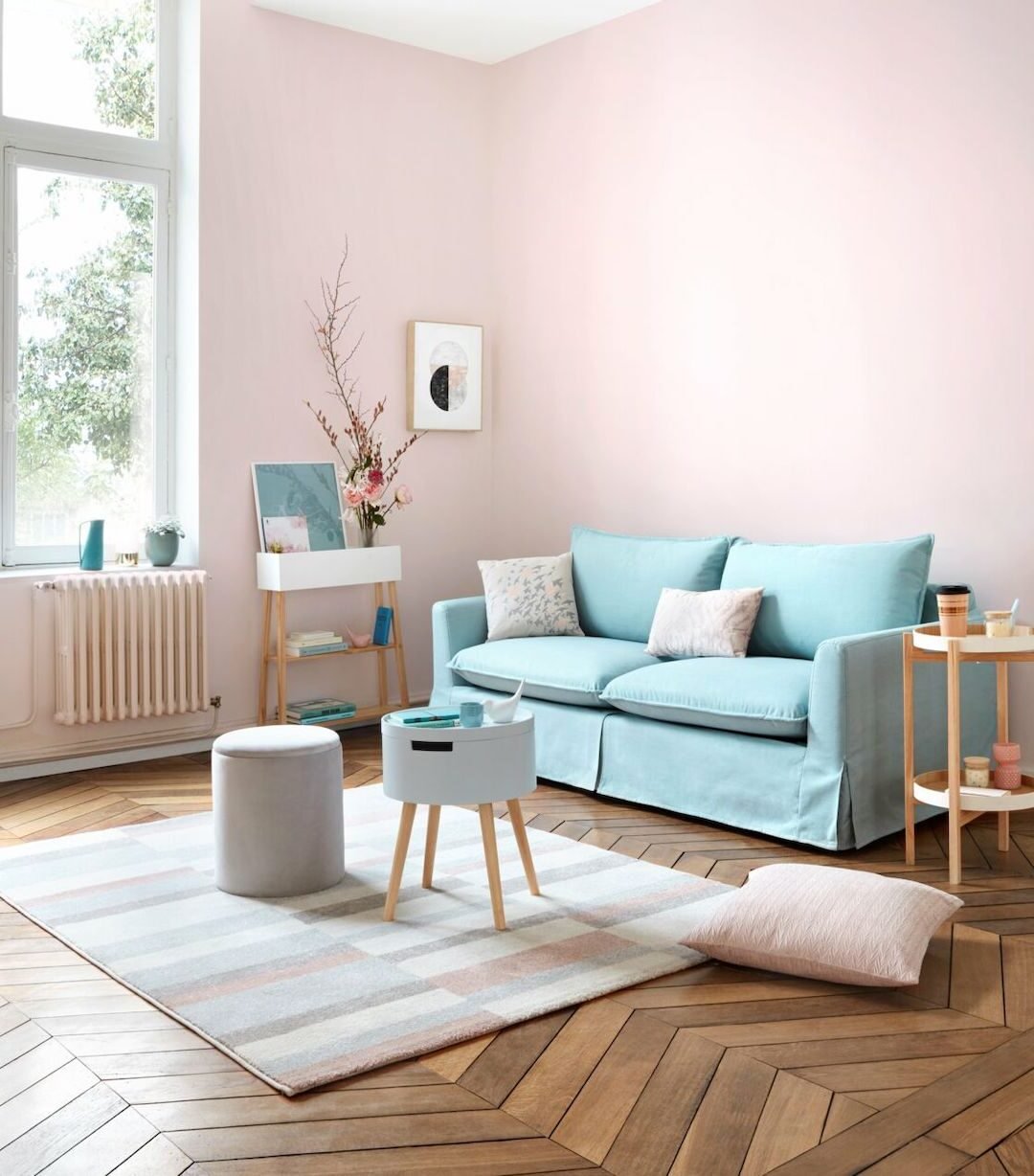 salon pastel couleur douce rose bleu parquet bois chevron