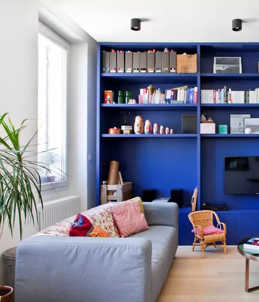 salon piece de vie coloree bleu bois marron blanc etagere