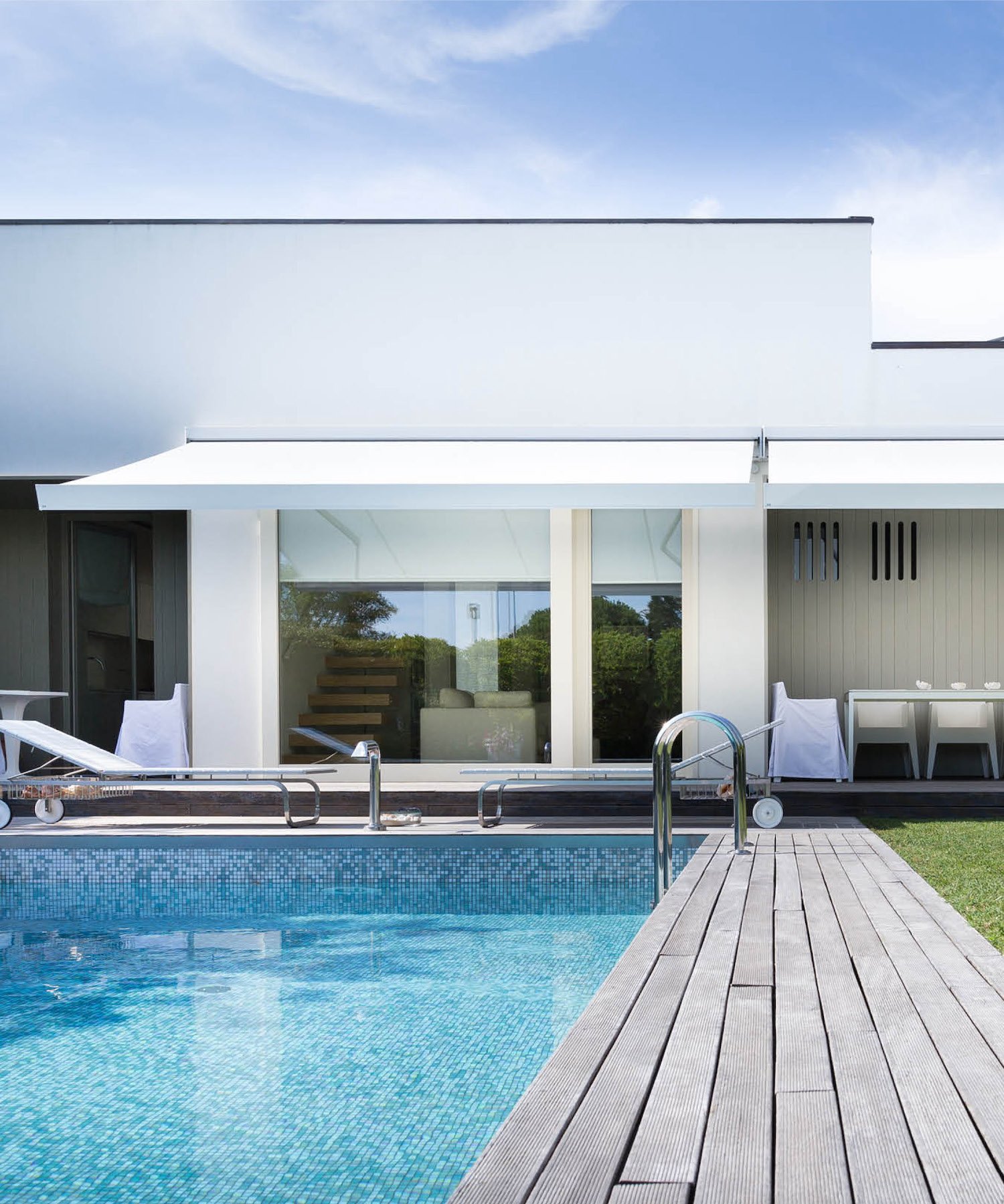 store de terrasse KE maison piscine blanche mosaïque