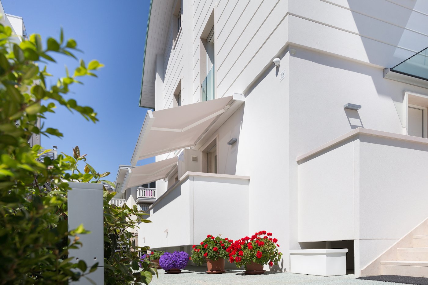 espace extérieur convivial maison blanche authentique façade bois blanchi