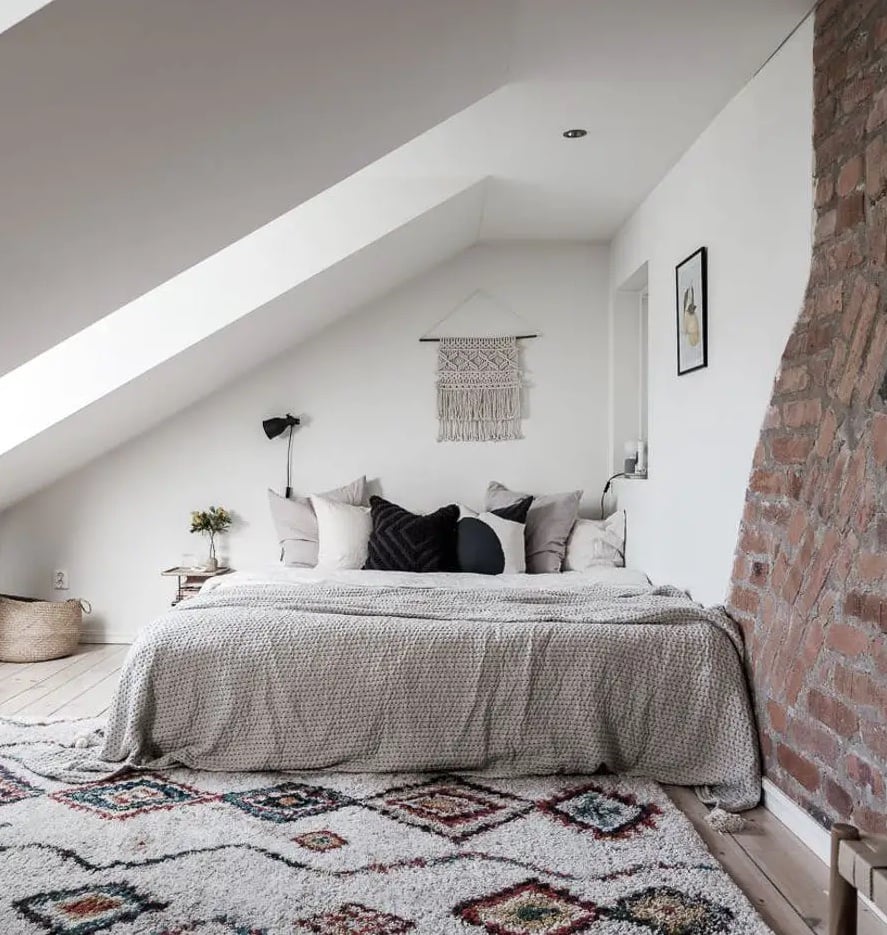 chambre mansardée suite parentale deco industrielle mur brique rouge
