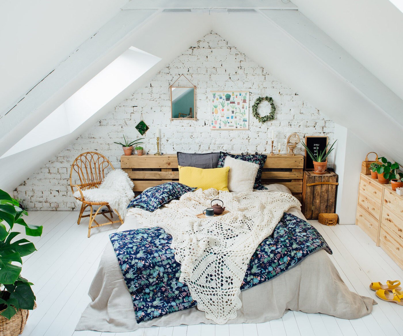 chambre sous comble suite parentale lit double mur briques blanches