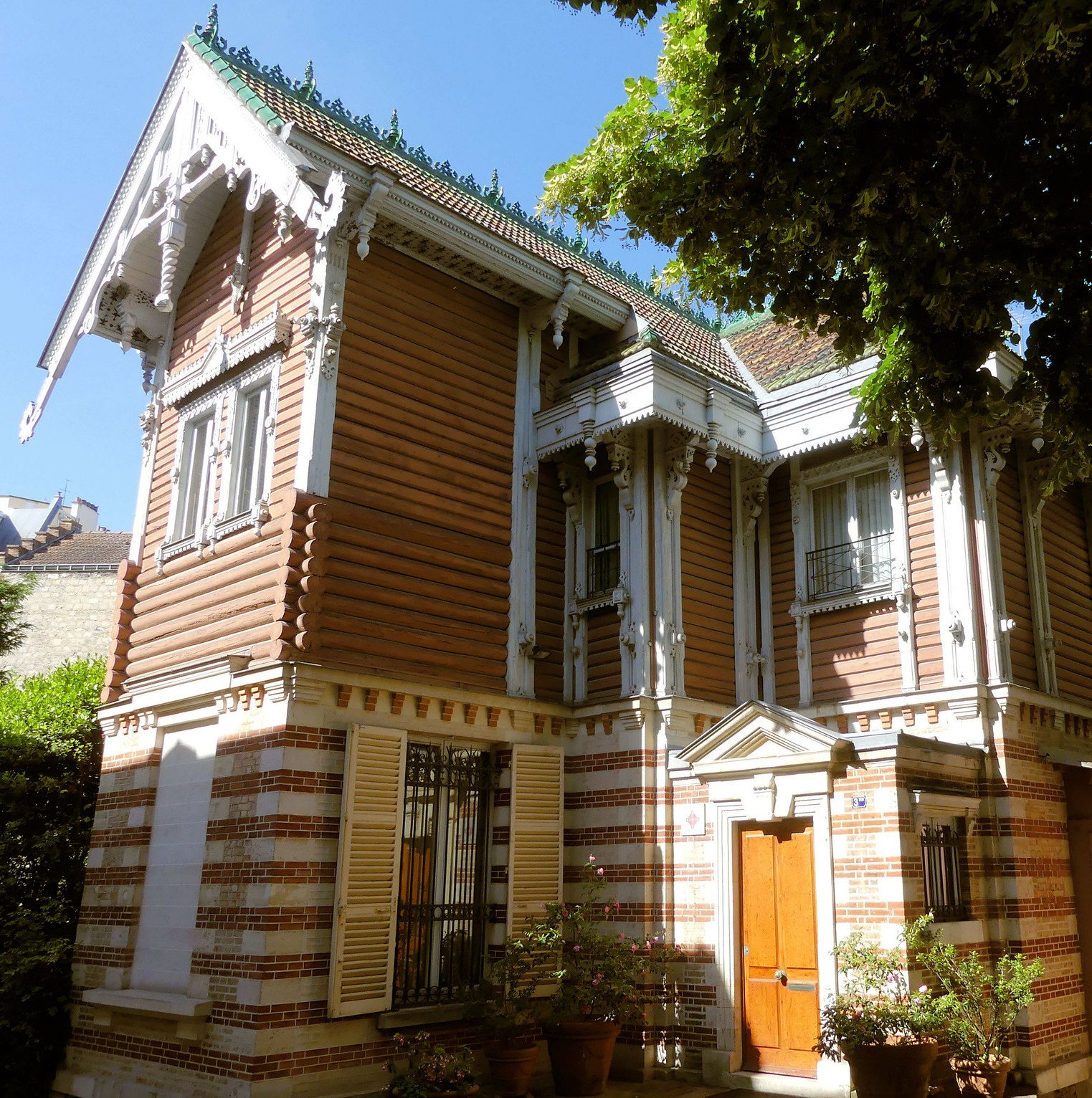 deco exterieure maison russe facade mur bois beige marron blanc moulure