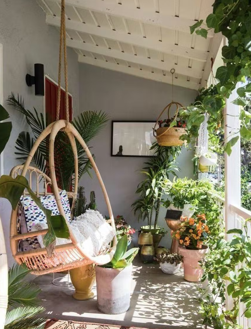 deco exterieure tapis rouge chaise suspendu bois plante verte