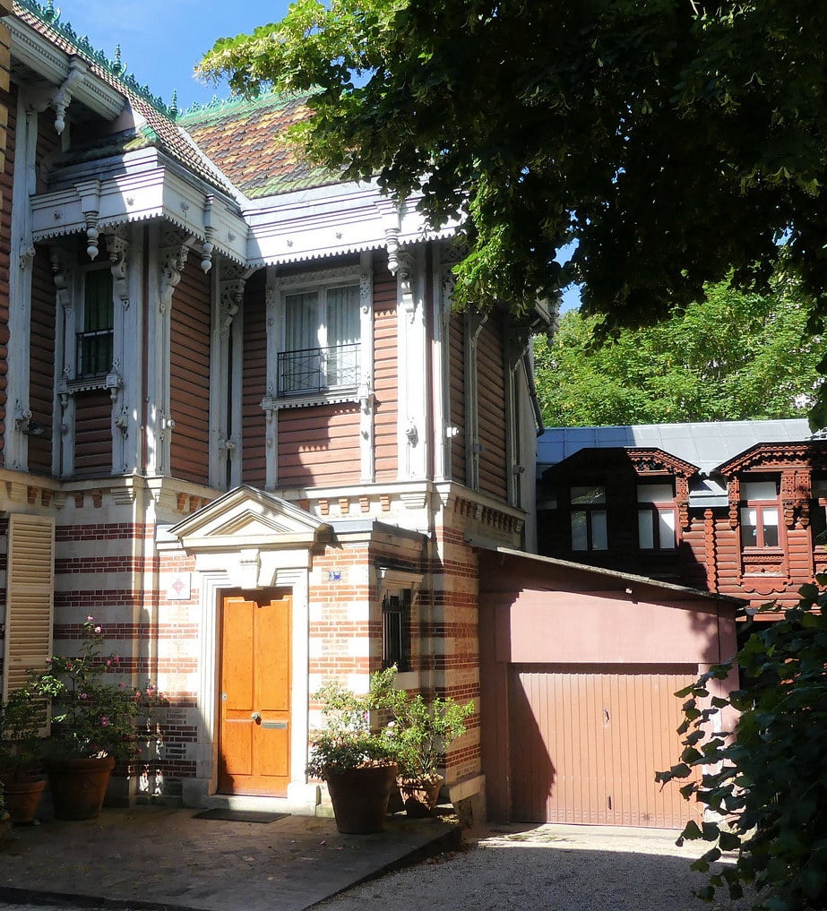 deco exterieure villa russe facade mur bois beige marron blanc moulure