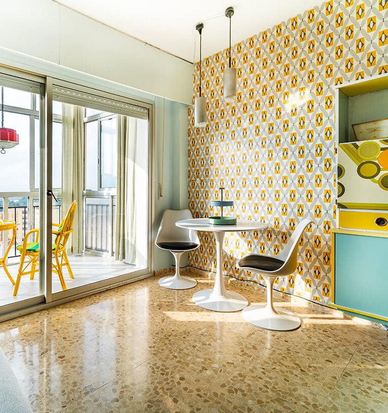 decoration annees 60 salon balcon jaune