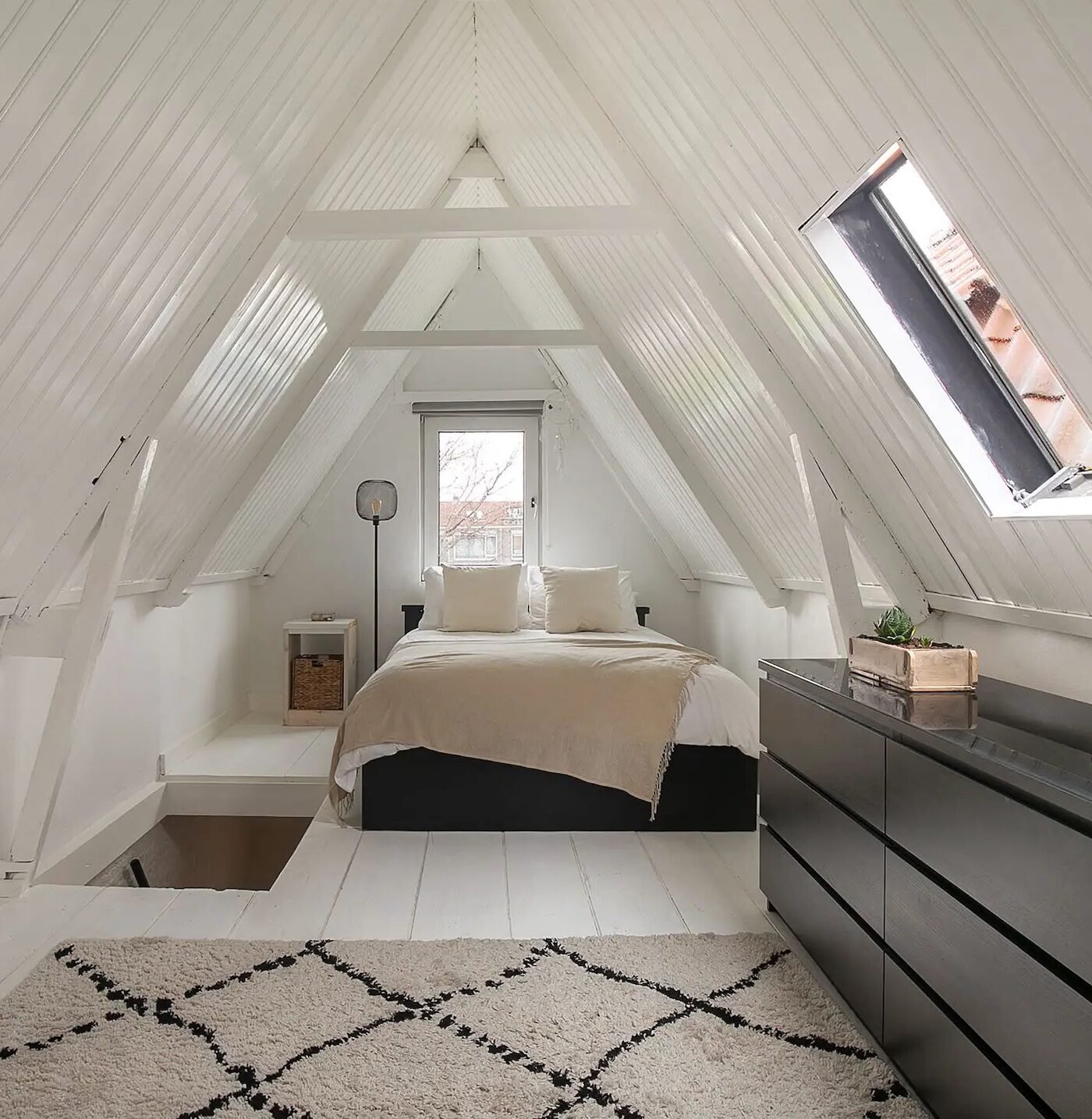 lit sous combles mur lambris blanc bois tapis beige noir