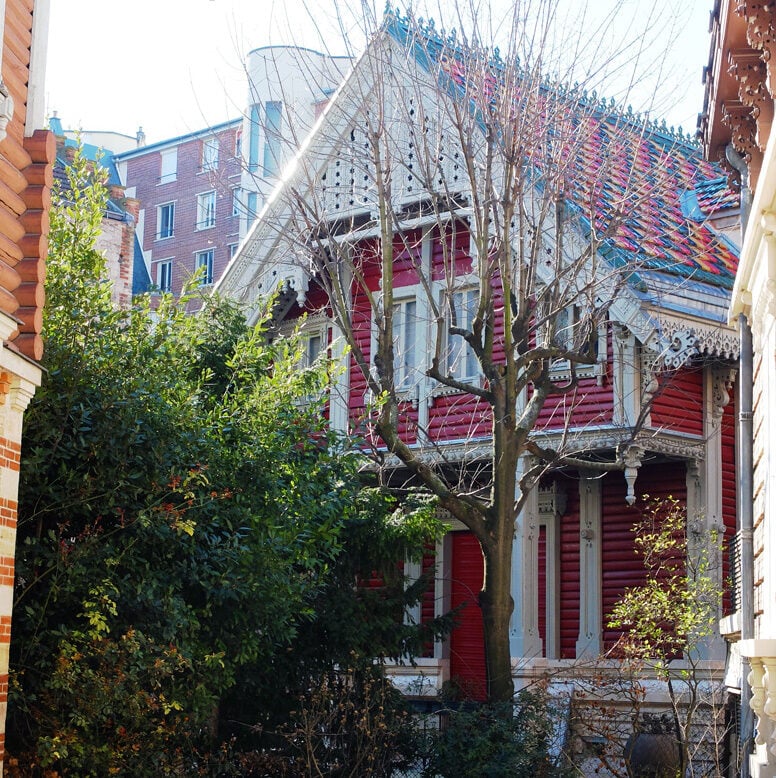 maison russe facade mur bois rouge blanc moulure deco exterieure