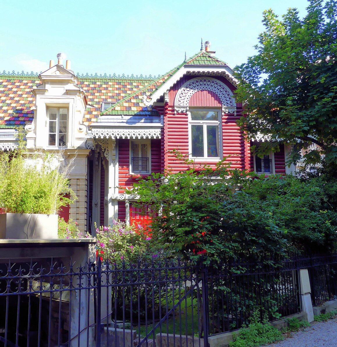 maison russe facade mur bois rouge blanc moulure deco exterieure