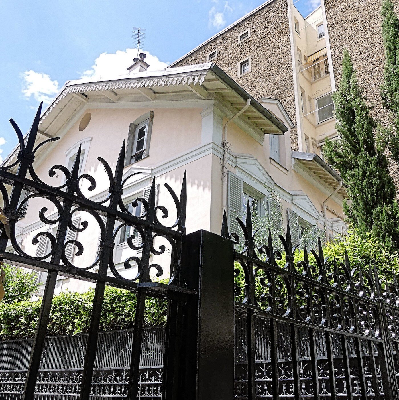 villa russe facade blanche beige rustique