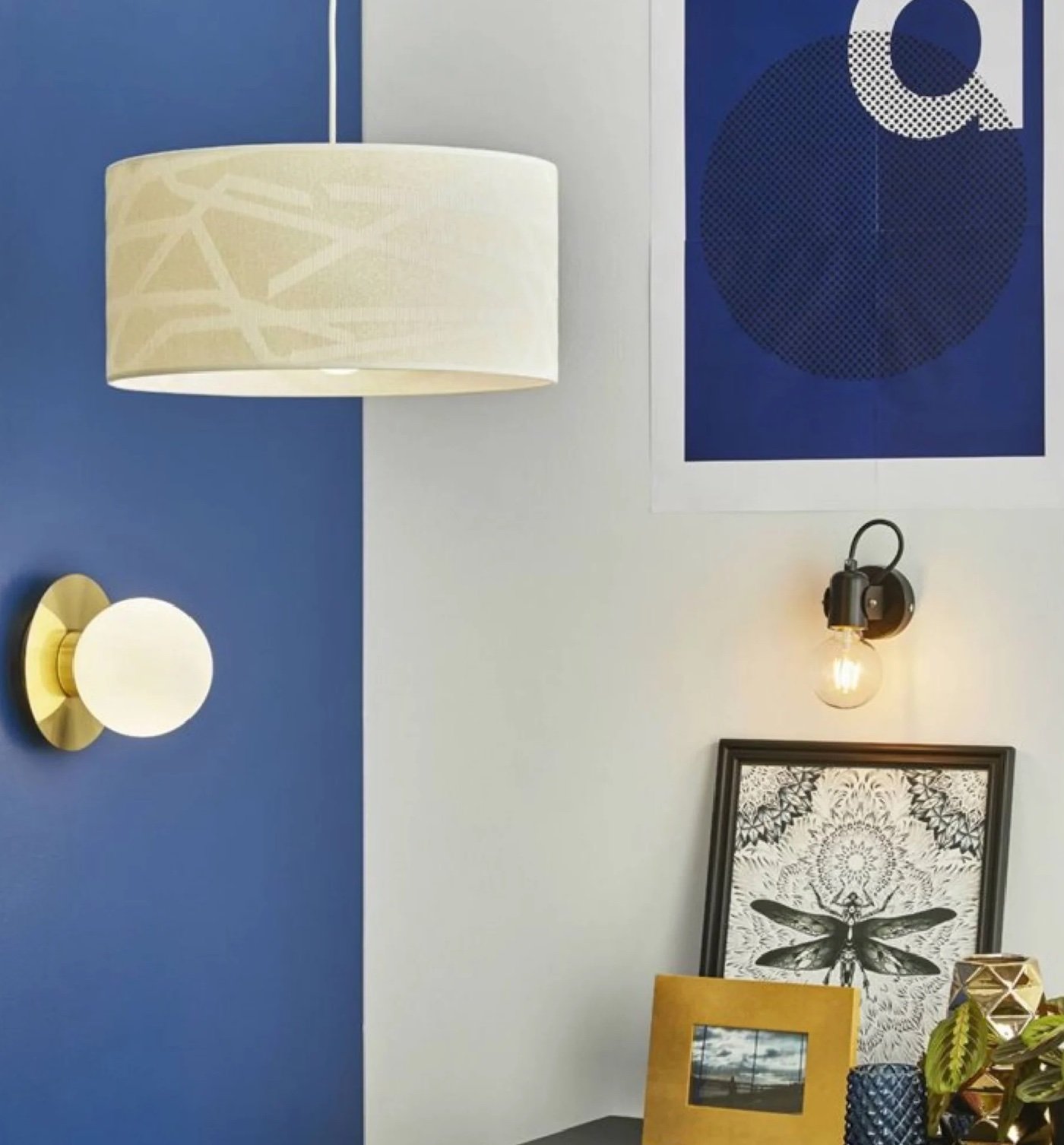 applique murale ronde laiton blanc mur blanc bleu deco salon