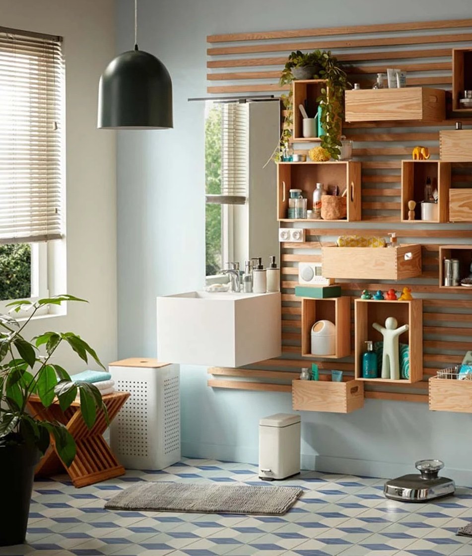 salle de bain bois etagere sol carrelage bleu blanc