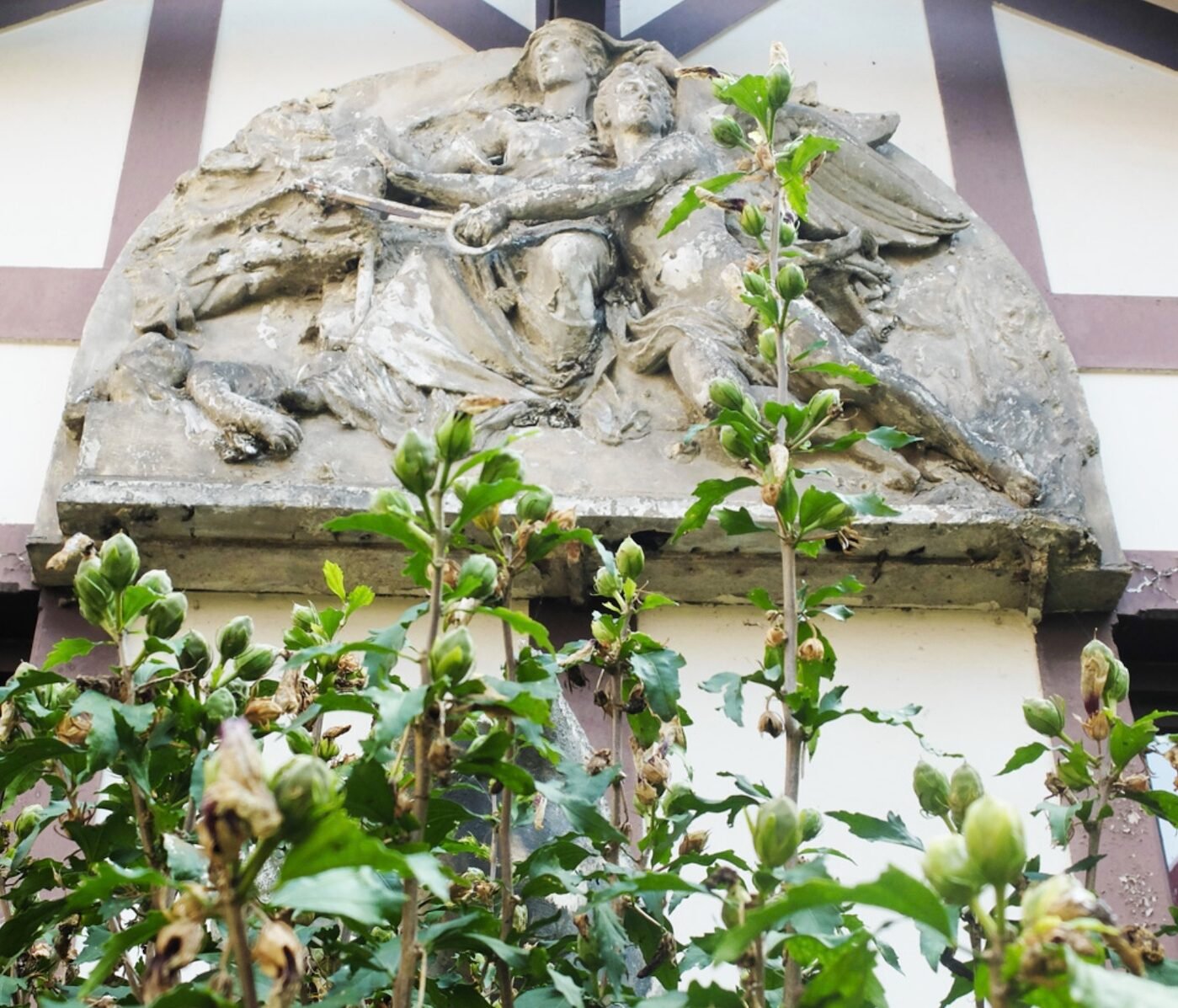 statut pierre oeuvre d'art plante verte atelier d'artiste