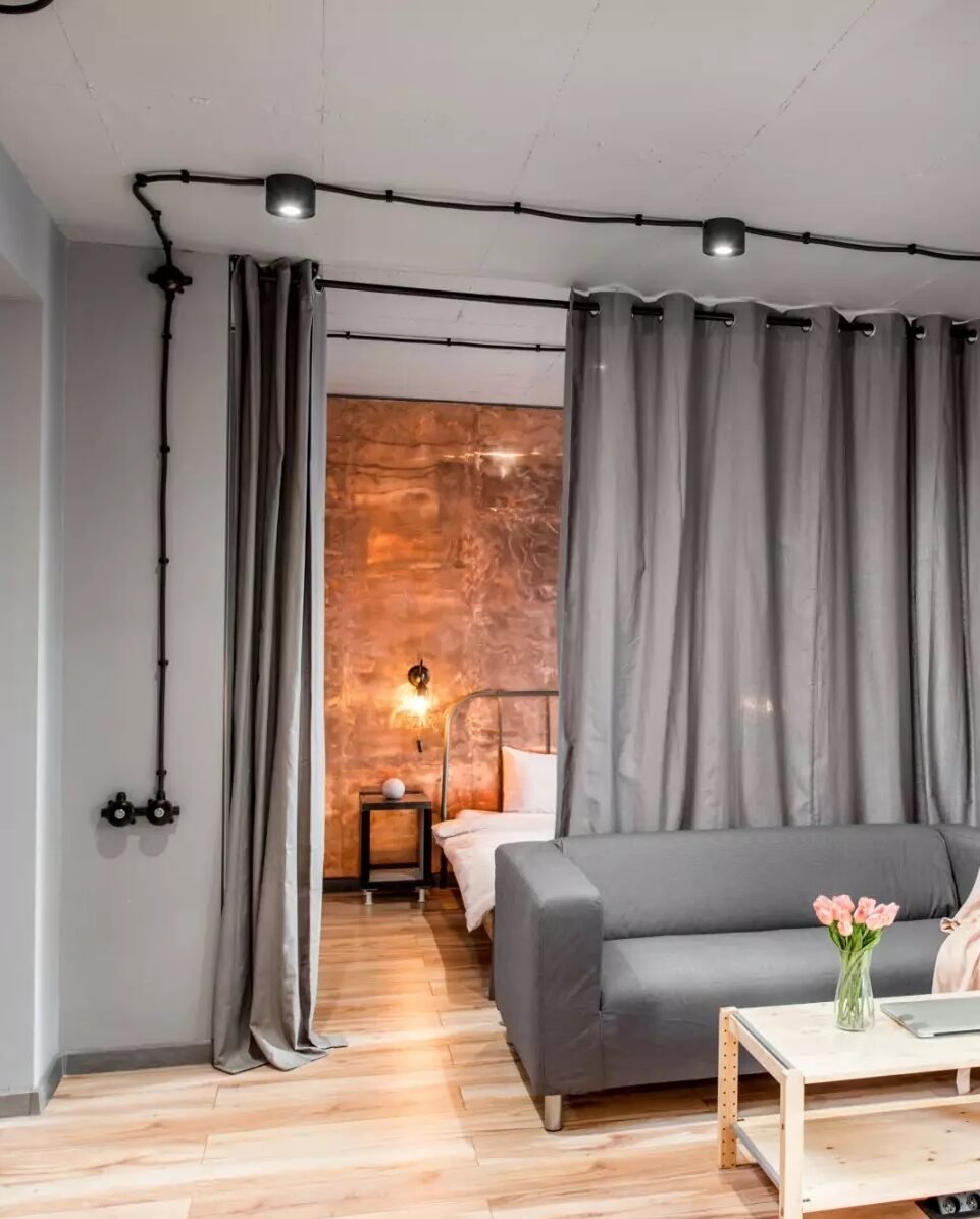 studio coin cosy rideau epais gris clair parquet bois