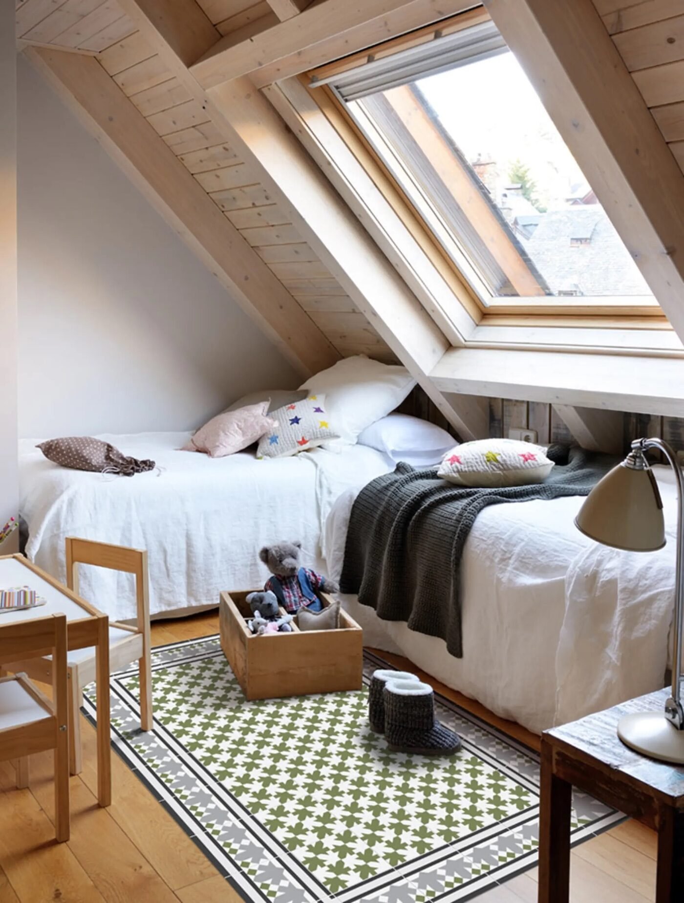 tapis vert blanc graphique chambre sous comble bois