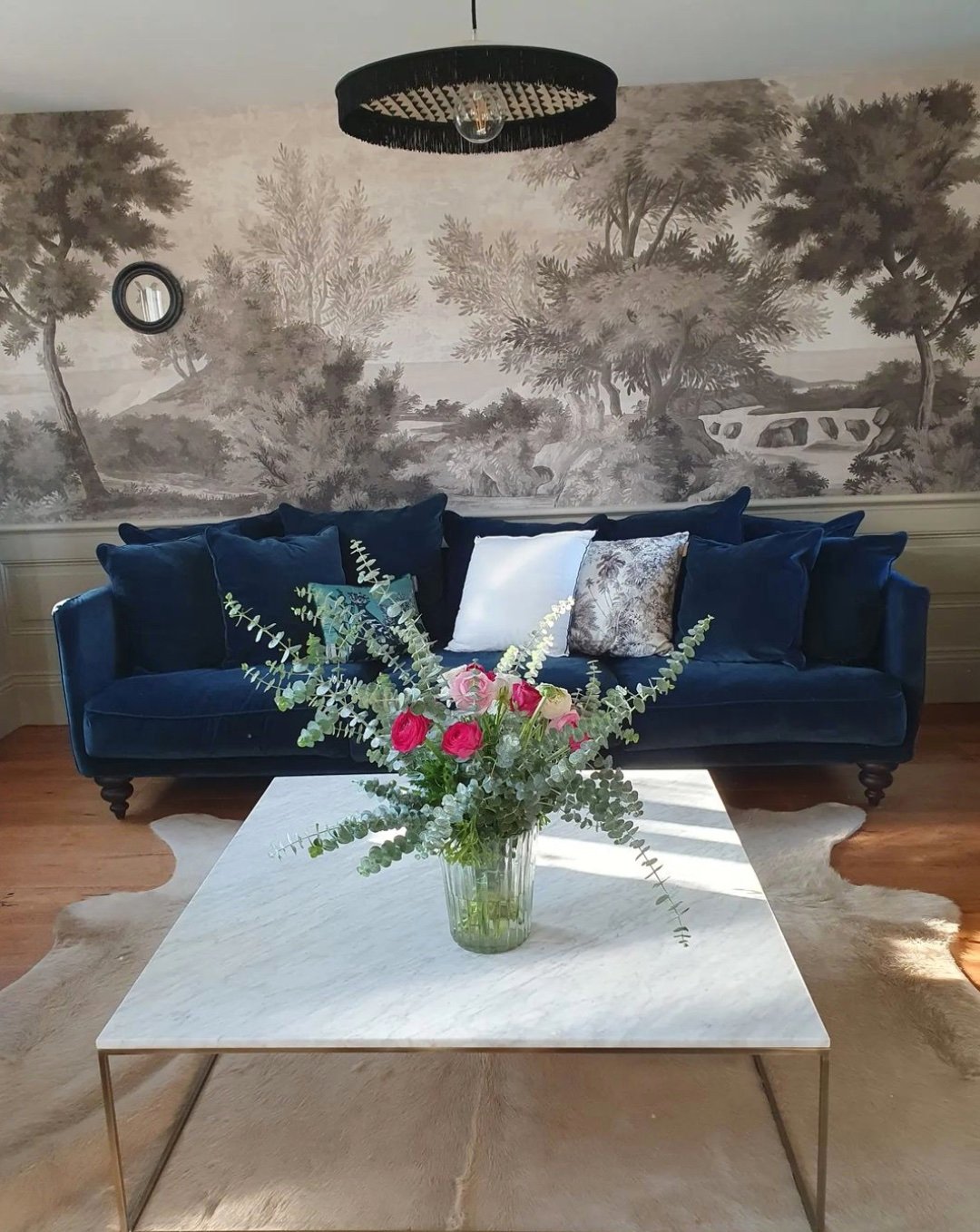 canape droit velours bleu tapis peau animal table basse