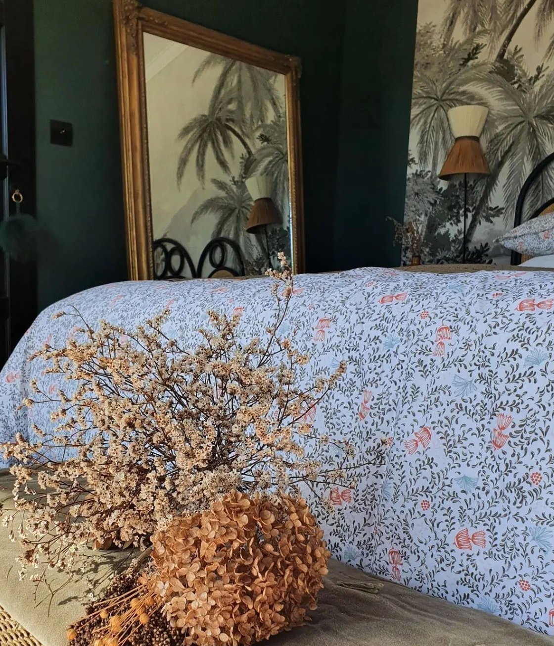 chambre lit double couette fleurie deco champetre